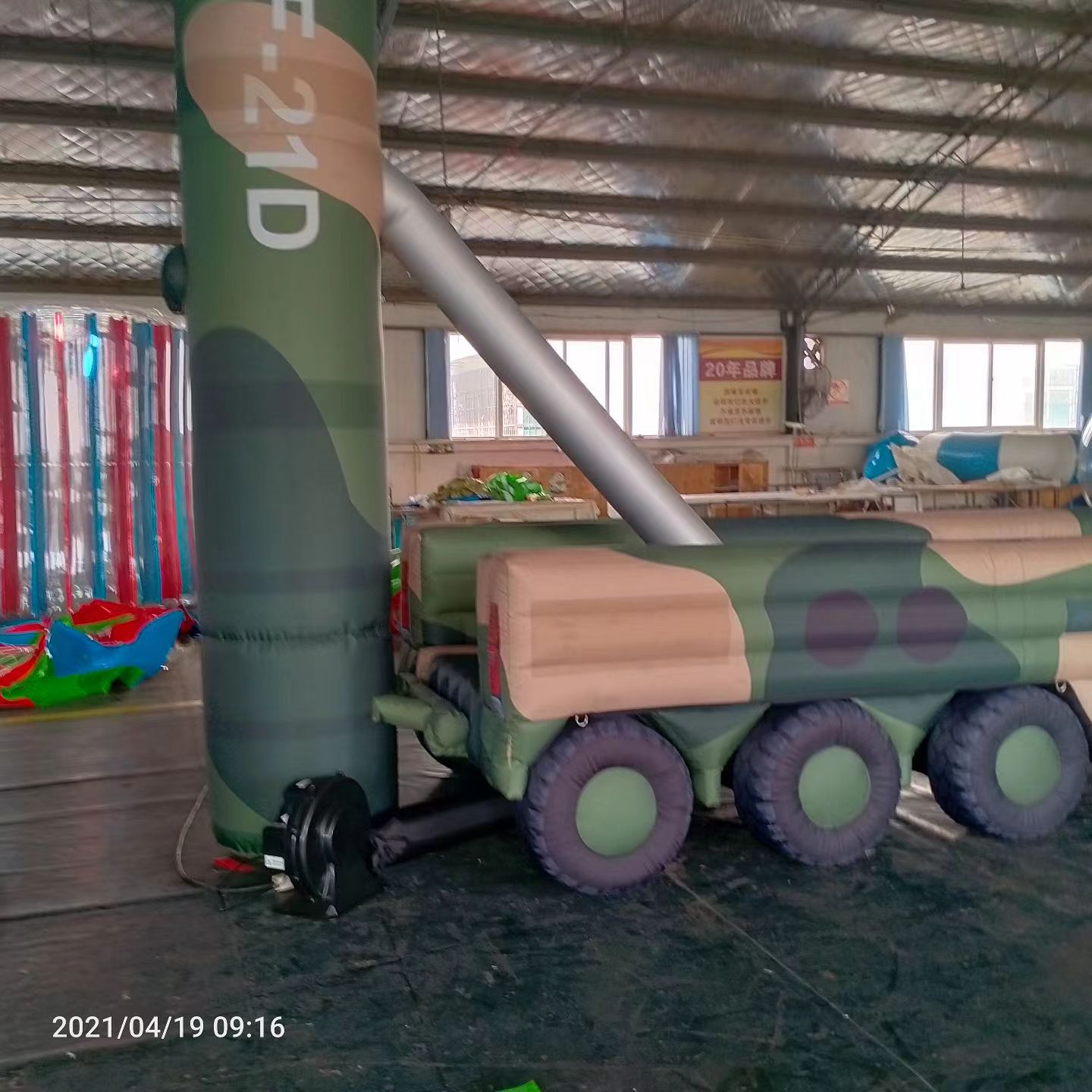 静海军事演习中的充气目标车辆：模拟发射车雷达车坦克飞机